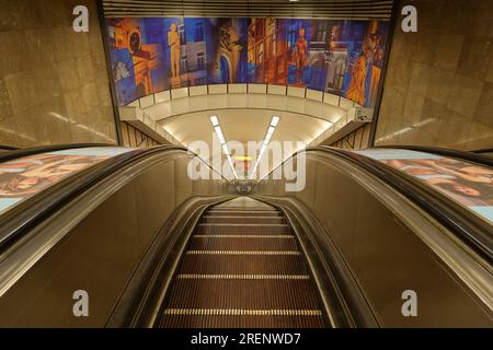 Budapest, U-Bahn, Deak Ferenc ter, Rolltreppen // Budapest, metropolitana, Sotterraneo, Deak Ferenc ter, scale mobili Foto Stock