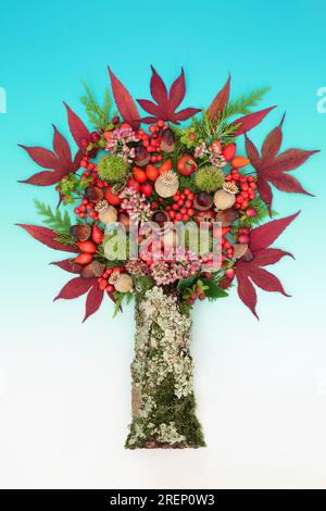 Design surreale e astratto a forma di albero per il giorno del Ringraziamento autunnale e la festa del raccolto Samhain con foglie, frutti di bosco, fiori e noci. Foto Stock