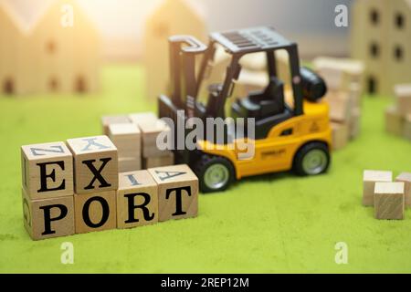 Carrello elevatore a forche con blocco di legno con decorazione di giocattoli PER L'ESPORTAZIONE di parole per il concetto di trasporto merci per l'esportazione Foto Stock