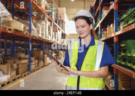 ritratto giovani donne lavoratrici di magazzino che lavorano in prodotti che spediscono magazzino merci Foto Stock