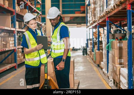 un amico di squadra di lavoratori del magazzino che lavora insieme al supervisore aiuta a supportare il problema sul lavoro Foto Stock