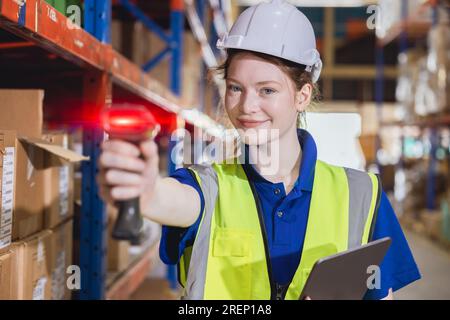 ritratto giovani donne lavoratrici di magazzino che lavorano in prodotti che spediscono magazzino merci Foto Stock