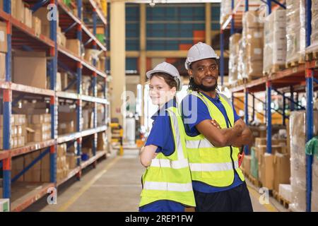 ritratto del team addetto al magazzino multirazziale in piedi insieme sorriso felice per il personale del settore goditi il lavoro di squadra Foto Stock