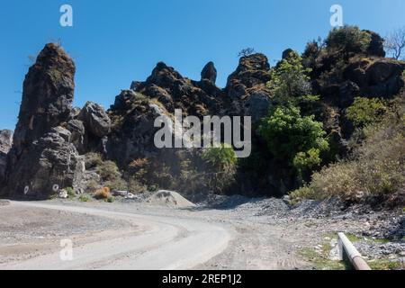 Roccia sedimentaria sciolta lungo la strada laterale a Mussoorie. Uttarakhand India. Foto Stock