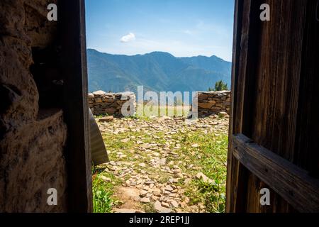 Montagne panoramiche viste da una capanna del villaggio di Uttarakhand, India. Paesaggi da cartolina. Foto Stock