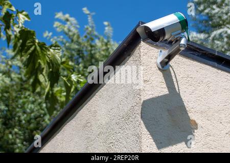 Telecamera di sicurezza installata su un supporto sulla parete di una strada Foto Stock