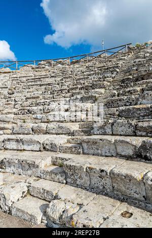 Il teatro greco di Segesta in provincia di Trapani, Sicilia, Italia Foto Stock