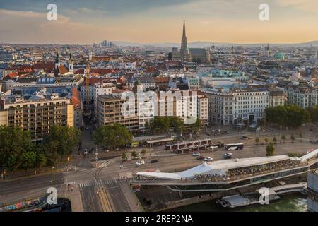 Skyline della città al tramonto, Vienna, Austria Foto Stock