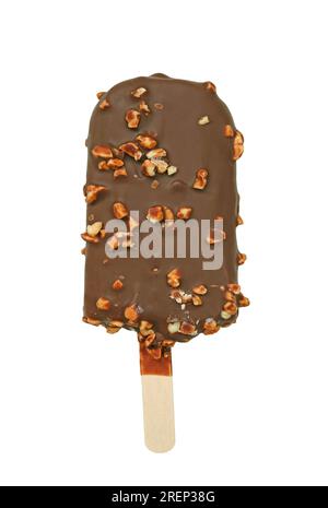 Cioccolato ricoperto di Nuts Ice Cream Bar isolato su sfondo bianco Foto Stock