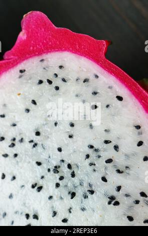 Primo piano del tagliato di frutta fresca matura del drago in una texture mezza succosa Foto Stock