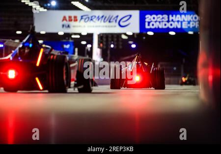 Rene Rast di NEOM McLaren (a destra) durante le prove due del primo giorno dell'Hankook London e-Prix 2023 all'Excel Circuit di Londra. Data immagine: Sabato 29 luglio 2023. Foto Stock