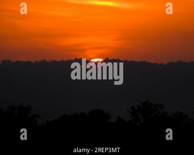 Spettacolari sagome di montagna e foresta al tramonto a Uttarakhand, India. Paesaggi naturali mozzafiato. Foto Stock