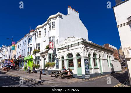 Esterno del Royal Sovereign pub, gente che beve all'aperto in una giornata di sole, Brighton, East Sussex, Inghilterra Foto Stock