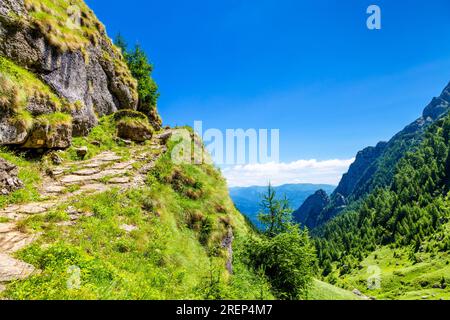 Sentiero di alpinismo da Busteni al picco Omu attraverso la valle di Râul Valea Priponului, i monti Bucegi, Romania Foto Stock