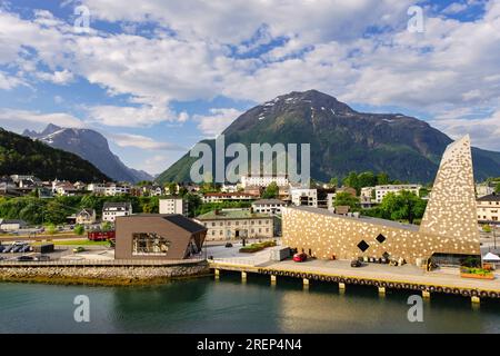 Stazione della funivia Romsdalgondolen e Norsk Tindesenter o Norwegian Mountaineering Centre ad Andalsnes, Møre og Romsdal, Norvegia, Scandinavia Foto Stock