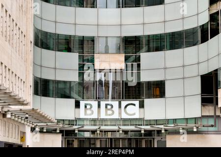 Londra, Inghilterra, Regno Unito - 28 giugno 2023: Ingresso alla BBC Broadcasting House nel centro di Londra Foto Stock