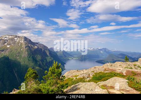 Alta vista di Romsdalsfjorden dal monte Nesaksla in estate. Andalsnes, contea di Møre og Romsdal, Norvegia, Scandinavia, Europa Foto Stock