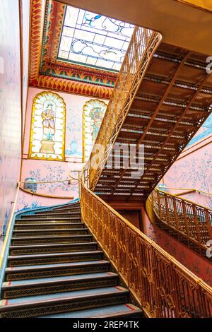 Scalinata alla fine della Long Gallery con balaustra in ferro e legno che imita il bambù, il Royal Pavilion (Brighton Pavilion), Brighton, Inghilterra Foto Stock