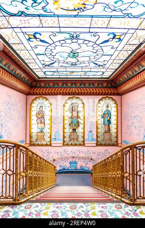 Scalinata alla fine della Long Gallery con balaustra in ferro e legno che imita il bambù, il Royal Pavilion (Brighton Pavilion), Brighton, Inghilterra Foto Stock