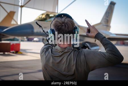 Airman 1st Class segnala l'F-16 Falcon prima del decollo, 10 luglio 2023, alla Luke Air Force base, Arizona Foto dell'aeronautica di Dominic Tyler Foto Stock