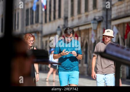 Dubrovnik, Croazia. 29 luglio 2023. I turisti hanno approfittato del tempo soleggiato per passeggiare lungo Stradun a Dubrovnik, in Croazia, il 29 luglio 2023. Foto: Sime Zelic/PIXSELL credito: Pixsell/Alamy Live News Foto Stock