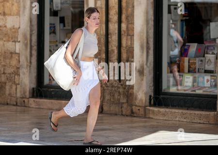 Dubrovnik, Croazia. 29 luglio 2023. I turisti hanno approfittato del tempo soleggiato per passeggiare lungo Stradun a Dubrovnik, in Croazia, il 29 luglio 2023. Foto: Sime Zelic/PIXSELL credito: Pixsell/Alamy Live News Foto Stock