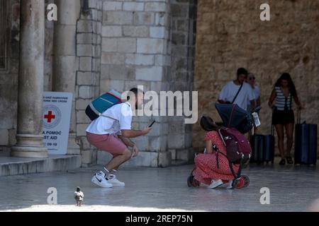 Dubrovnik, Croazia. 29 luglio 2023. I turisti hanno approfittato del tempo soleggiato per passeggiare lungo Stradun a Dubrovnik, in Croazia, il 29 luglio 2023. Foto: Sime Zelic/PIXSELL credito: Pixsell/Alamy Live News Foto Stock