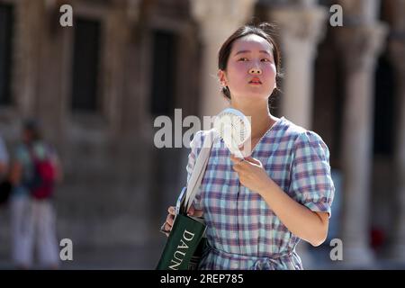 Dubrovnik, Croazia. 29 luglio 2023. I turisti hanno approfittato del tempo soleggiato per passeggiare lungo Stradun a Dubrovnik, in Croazia, il 29 luglio 2023. Foto: Sime Zelic/PIXSELL credito: Pixsell/Alamy Live News Foto Stock