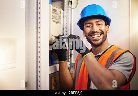 Elettricista, riparatore e ritratto con l'uomo nella sala di controllo per utensili, meccanici o sicurezza. Elettricità, energia ed energia con tecnico asiatico e controllo Foto Stock