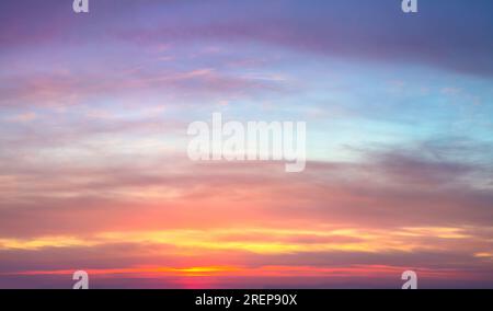 Colori tenui del cielo al tramonto con nuvole di luce pastello e foto del cielo reale Foto Stock