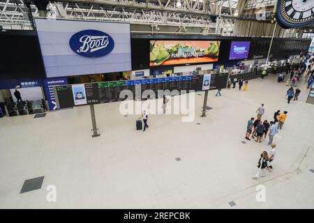 Londra Regno Unito. 29 luglio 2023 i passeggeri della stazione di Waterloo si trovano ad affrontare problemi di viaggio con servizi ridotti all'inizio di uno sciopero di 3 giorni, in quanto membri della RMT rinunciano a una disputa retributiva in corso. Credit amer ghazzal/Alamy Live News Foto Stock