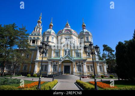 La cattedrale di Ascensione, nota anche come cattedrale di Zenkov, è una cattedrale ortodossa russa situata nel parco Panfilov ad Almaty, Kazakistan Foto Stock