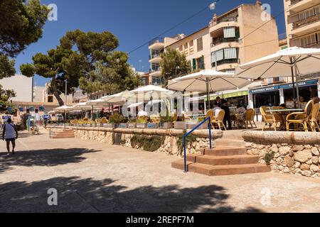 Pittoresca passeggiata di Porto Cristo costeggiata da ristoranti e caffetterie, Porto Cristo Maiorca (Maiorca), Isole Baleari, Spagna. Europa Foto Stock