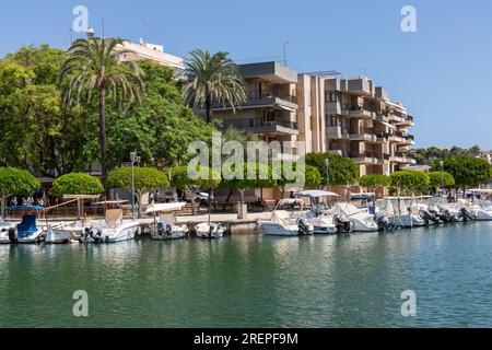 Pittoresca passeggiata di Porto Cristo accanto al porto fiancheggiato da hotel, Porto Cristo Maiorca (Maiorca), Isole Baleari, Spagna. Foto Stock