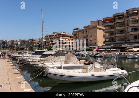 Pittoresca passeggiata di Porto Cristo accanto al porto pieno di barche, Porto Cristo Maiorca, (Maiorca), Isole Baleari, Spagna, Europa Foto Stock