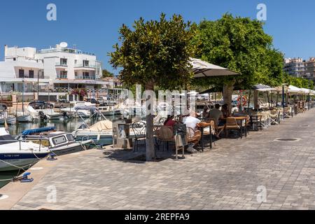 Pittoresca passeggiata di Porto Cristo accanto al porto costeggiato da ristoranti e caffetterie, Porto Cristo Maiorca (Maiorca), Isole Baleari, Spagna. Foto Stock