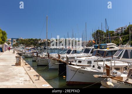 Pittoresca passeggiata di Porto Cristo accanto al porto pieno di barche, Porto Cristo Maiorca, (Maiorca), Isole Baleari, Spagna, Europa Foto Stock