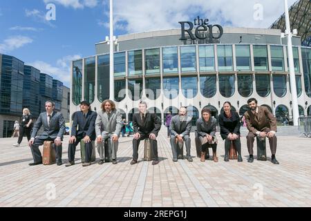 Birmingam, Regno Unito. 29 luglio 2023. Il gruppo teatrale di strada "Kamchatka" di Barcellona, Spagna, si esibisce in uno spettacolo improvvisato in Centenary Square, Birmingham, il primo giorno intero del Birmingham Festival 23. Il festival si svolge fino a domenica 6 agosto. Crediti: Peter Lopeman/Alamy Live News Foto Stock