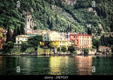 Varenna sorge sulle rive del Lago di Lecco in Lombardia. Foto Stock