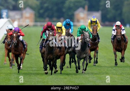 Random Harvest (terza a sinistra) guidato dal fantino Saffie Osborne sulla strada per vincere i Longines Valiant Stakes durante il QIPCO King George Day all'Ascot Racecourse, Berkshire. Data immagine: Sabato 29 luglio 2023. Foto Stock