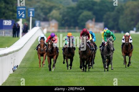 Random Harvest (quarta a sinistra) guidato dal fantino Saffie Osborne sulla strada per vincere i Longines Valiant Stakes durante il QIPCO King George Day all'Ascot Racecourse, Berkshire. Data immagine: Sabato 29 luglio 2023. Foto Stock