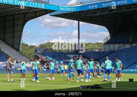 Sheffield, Regno Unito. 29 luglio 2023. I giocatori dello Sheffield Wednesday si riscaldano durante l'amichevole di pre-stagione dello Sheffield Wednesday FC vs Luton Town FC all'Hillsborough Stadium, Sheffield, Regno Unito il 29 luglio 2023 credito: Every Second Media/Alamy Live News Foto Stock