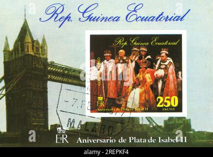 GUINEA EQUATORIALE - CIRCA 1977: Francobollo stampato dalla Guinea Equatoriale, mostra l'incoronazione della Regina Elisabetta, circa 1977 Foto Stock