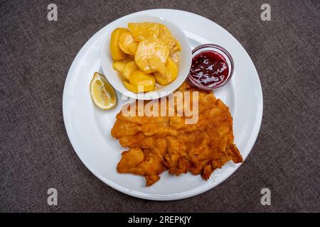 Wiener schnitzel servito in un ristorante di Vienna, Austria Foto Stock