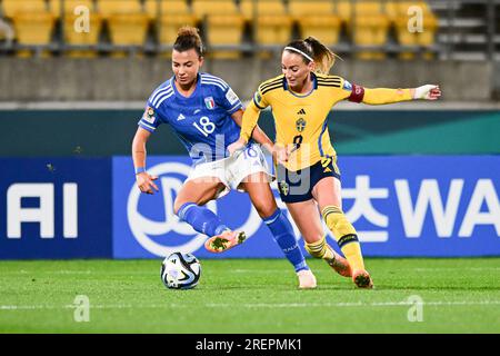 Wellington, nuova Zelanda. 29 luglio 2023. Arianna Caruso (L) della squadra italiana di calcio femminile e Kosovare Asllani (R) della Svezia squadra di calcio femminile vista in azione durante la partita della Coppa del mondo femminile FIFA 2023 tra Svezia e Italia al Wellington Regional Stadium. Punteggio finale; Svezia 5:0 Italia. Credito: SOPA Images Limited/Alamy Live News Foto Stock