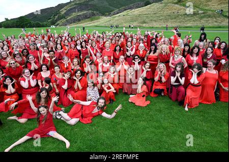 Edimburgo, Scozia, Regno Unito. 29 luglio 2023. Il giorno delle alture più tempestose di sempre a Holyrood Park. Un'idea fondata nel 2013, da allora è diventata un fenomeno mondiale che celebra la musica di Kate Bush con una danza coreografata sulla musica del suo classico successo Wuthering Heights. Crediti: Craig Brown/Alamy Live News Foto Stock