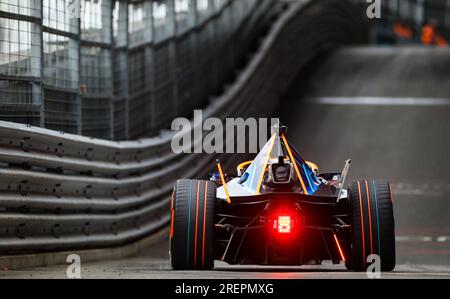 Rene Rast di NEOM McLaren durante le prove due del primo giorno dell'Hankook London e-Prix 2023 all'Excel Circuit di Londra. Data immagine: Sabato 29 luglio 2023. Foto Stock
