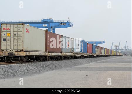 KENYA, Mombasa, porto marittimo, terminal di carico ferroviario container CDN, ponte container della società cinese ZPMC Shanghai Zhenhua Heavy Industries Co. Ltd / KENIA, Mombasa, Seehafen, container Bahnverladung am CDN Foto Stock