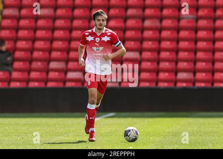 Liam Kitching n. 5 di Barnsley con la palla durante l'amichevole pre-stagionale Barnsley vs Crewe Alexandra a Oakwell, Barnsley, Regno Unito, 29 luglio 2023 (foto di Mark Cosgrove/News Images) Foto Stock