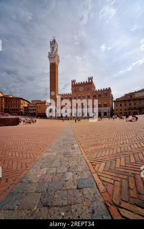 Siena, Italia - 10 settembre 2021: Piazza del campo, Palazzo Publico e Torre del Mangia a Siena, Italia. Foto Stock